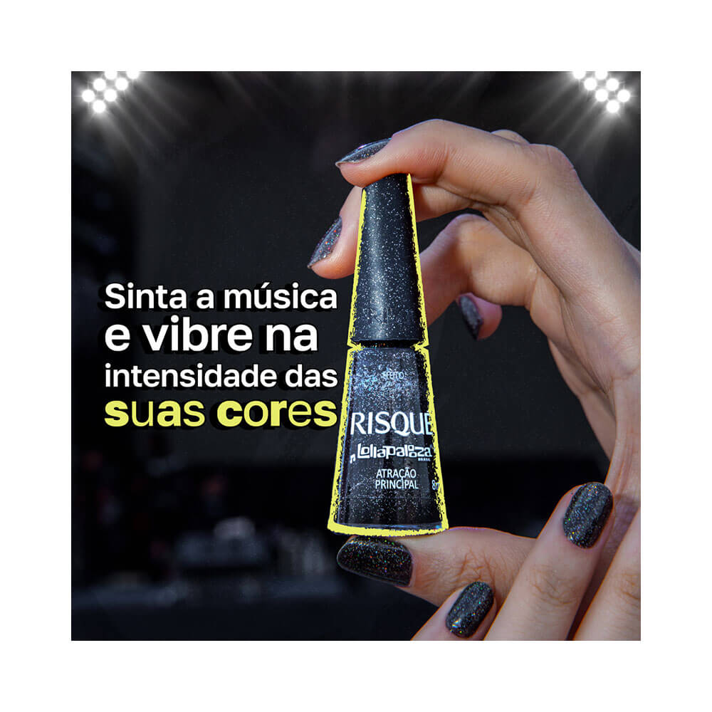 Esmalte Risqué Lollapalooza Brasil Atração Principal sendo segurado por uma mão