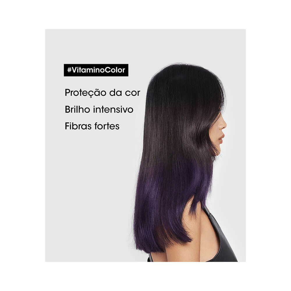 Mulher com cabelo liso e ponta roxa ilustrando efeito do kit Vitamino Color