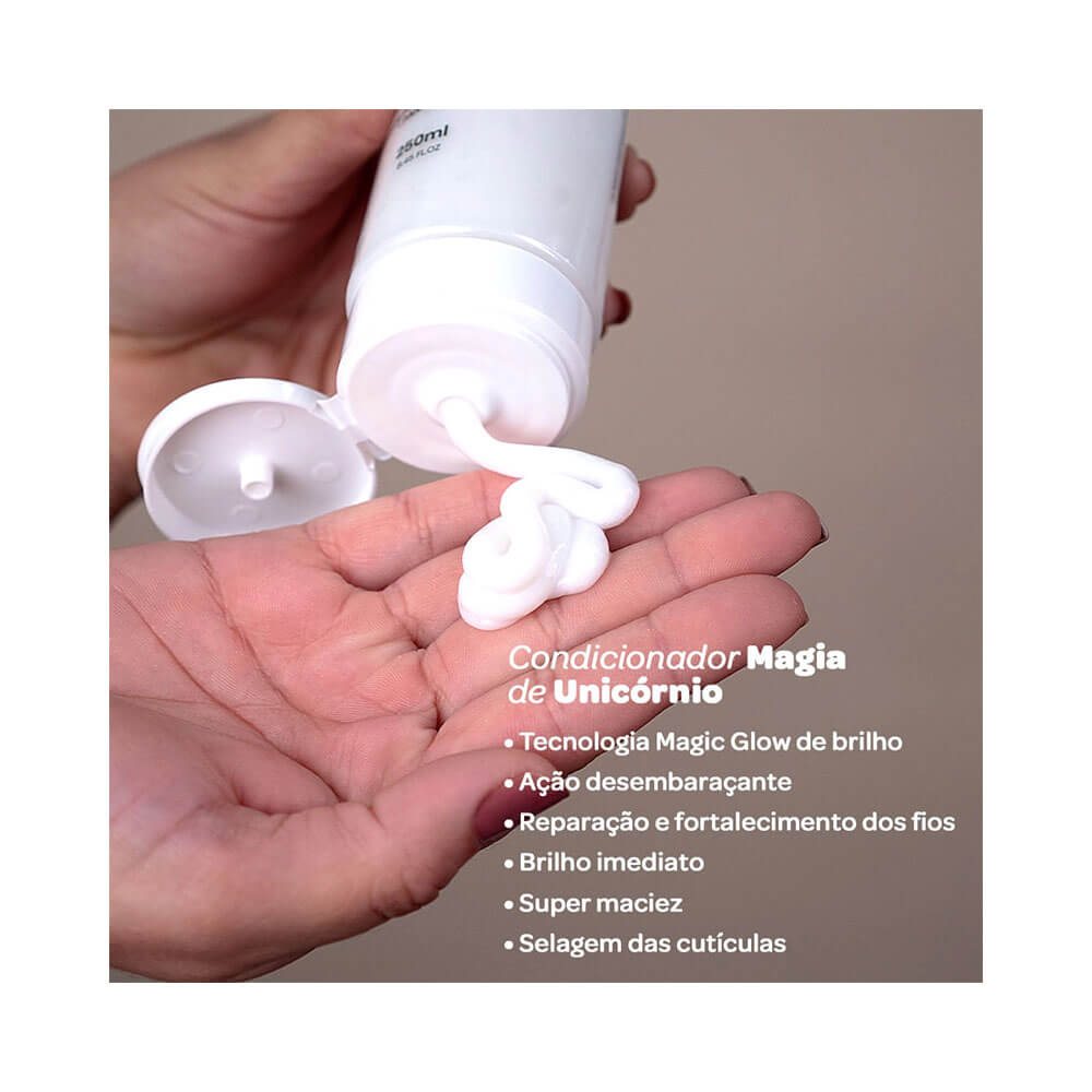 Mão aplicando condicionador Forever Liss Magia de Unicórnio 250ml com textura cremosa