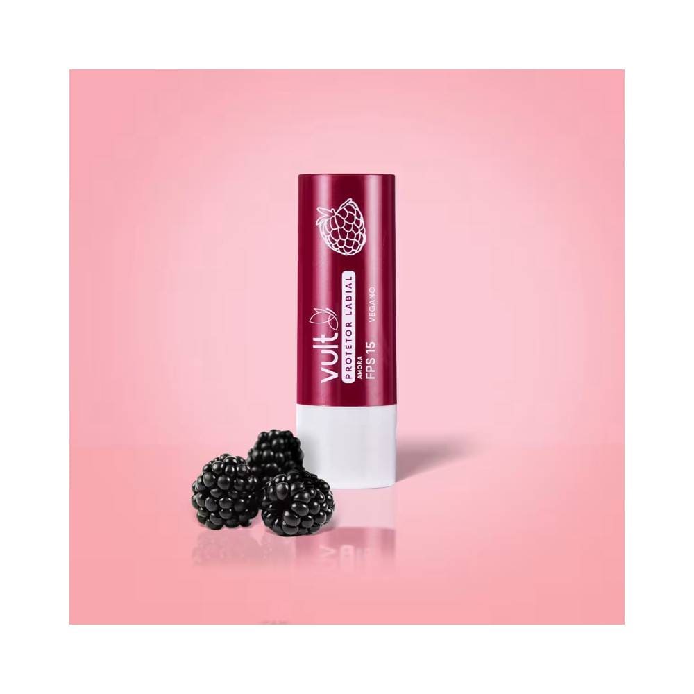 Protetor labial Vult FPS15 Amora ao lado de amoras frescas, destacando aroma e cor.