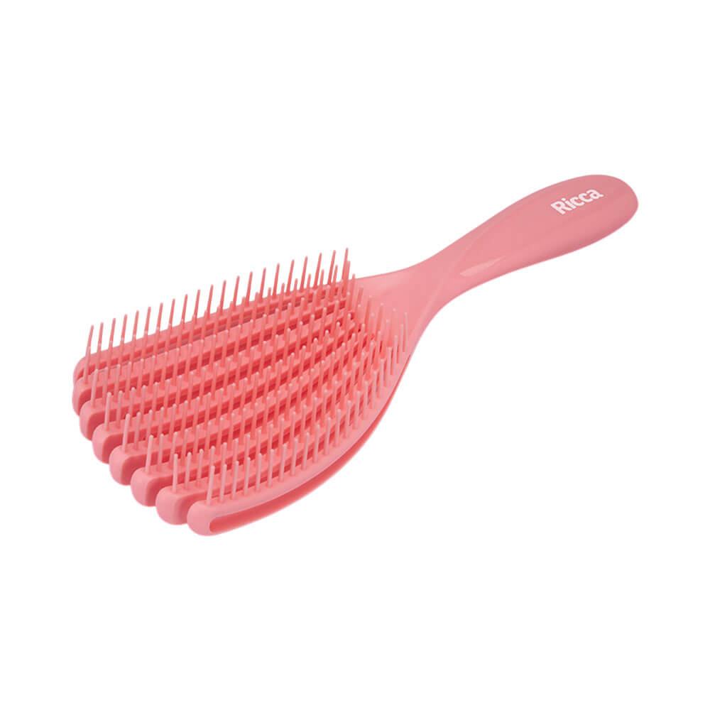 Escova Ricca Fitagem Power Cachos em tom rosa claro, com cabo ergonômico e dentes longos espaçados para cabelos cacheados