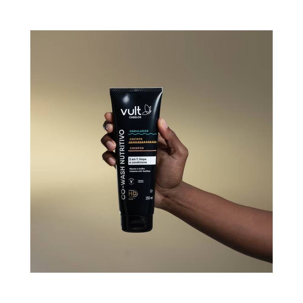 Mão segurando Co-Wash Nutritivo Vult, embalagem preta 250ml