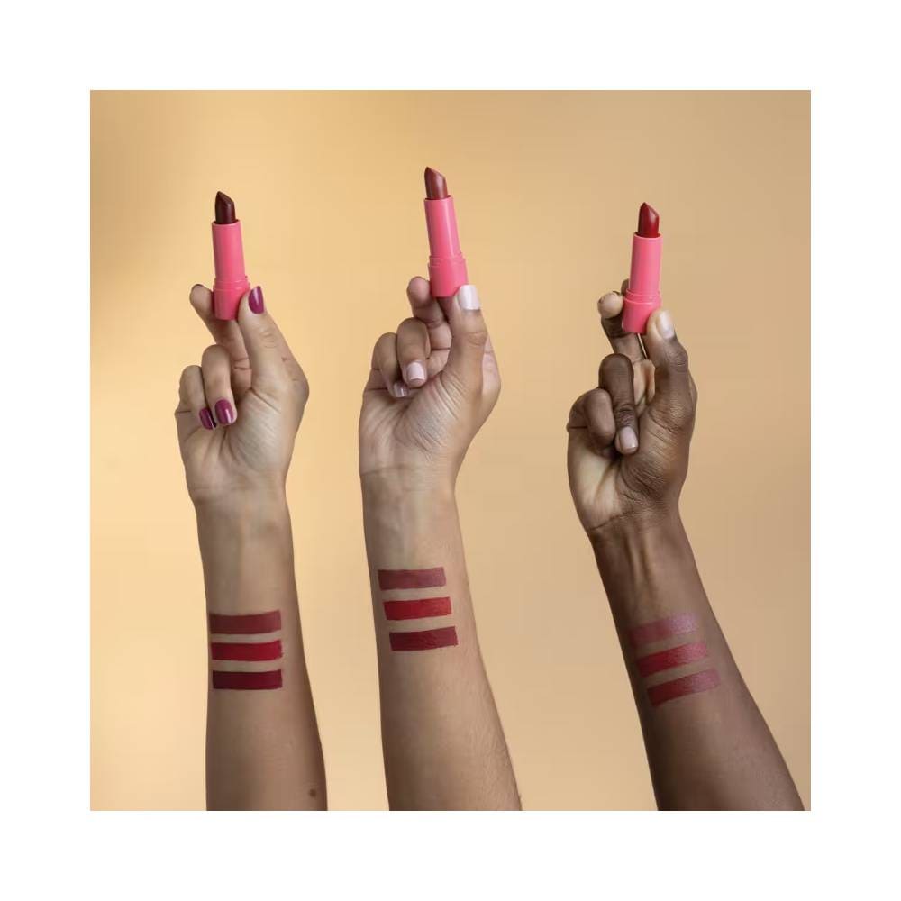Três mãos de diferentes tons de pele mostrando a pigmentação intensa do batom Vult Hidra Lips Vinho Intenso