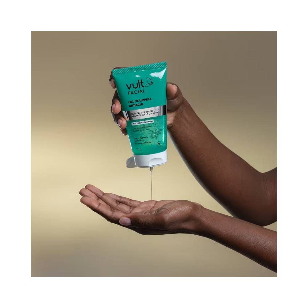 Mãos aplicando Gel de Limpeza Facial Vult Antiacne, produto transparente escorrendo na palma