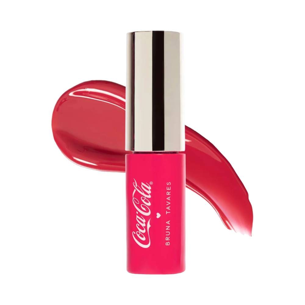 Lip Oil Tint Bruna Tavares Coca-Cola Bold com aplicador e embalagem prateada sobre fundo vermelho