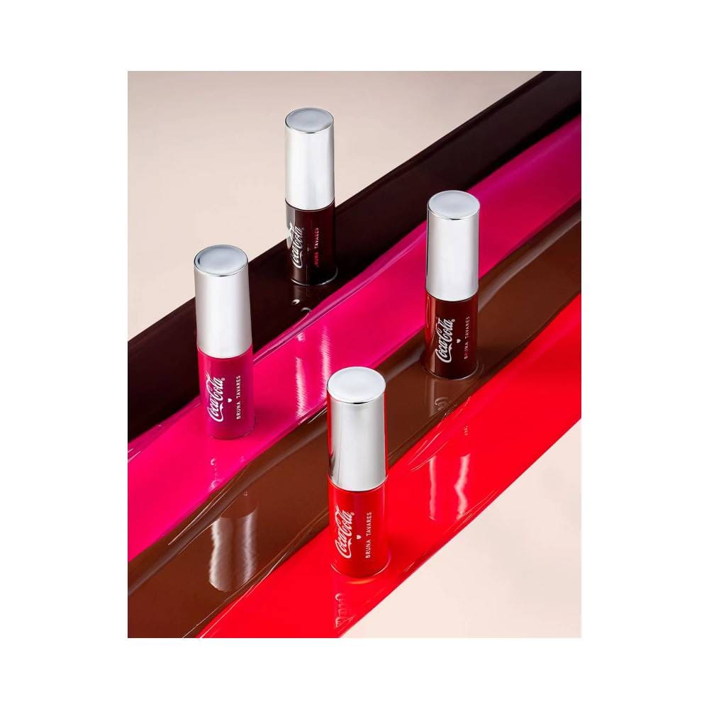 Quatro tubos de Lip Oil Tint Bruna Tavares Coca-Cola Bold em diferentes cores alinhados