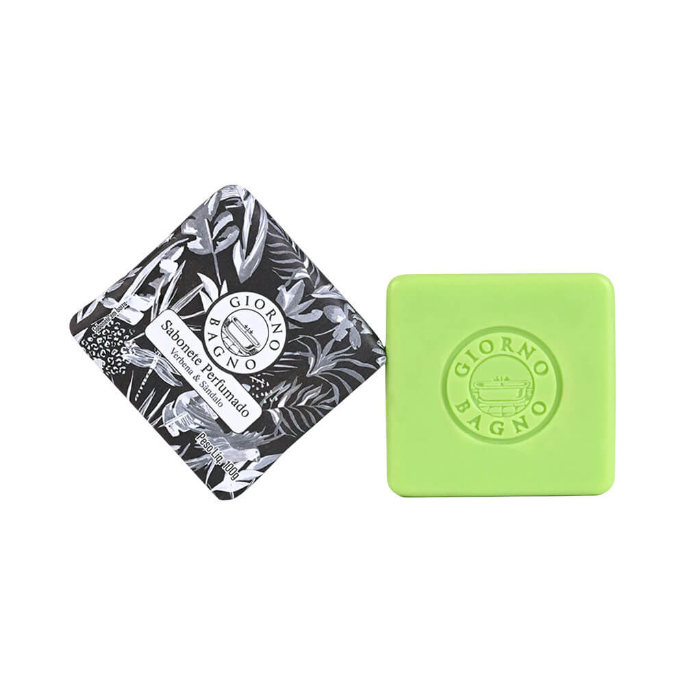 Sabonete verde claro Giorno Bagno Verbena e Sândalo ao lado da embalagem floral