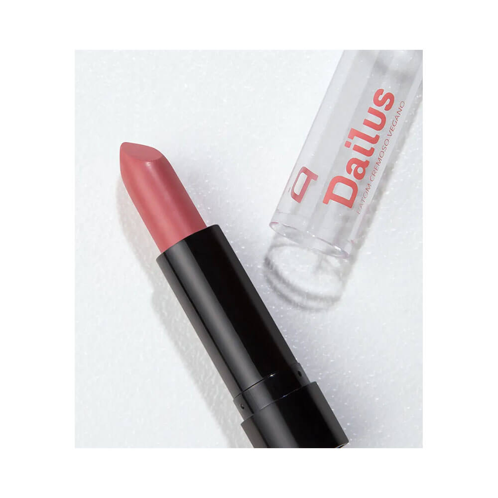 Batom Dailus Cremoso Vegano Delicada aberto mostrando a bala cremosa