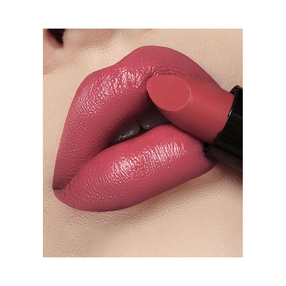 Close nos lábios com batom Dailus Cremoso Vegano Descolada aplicado