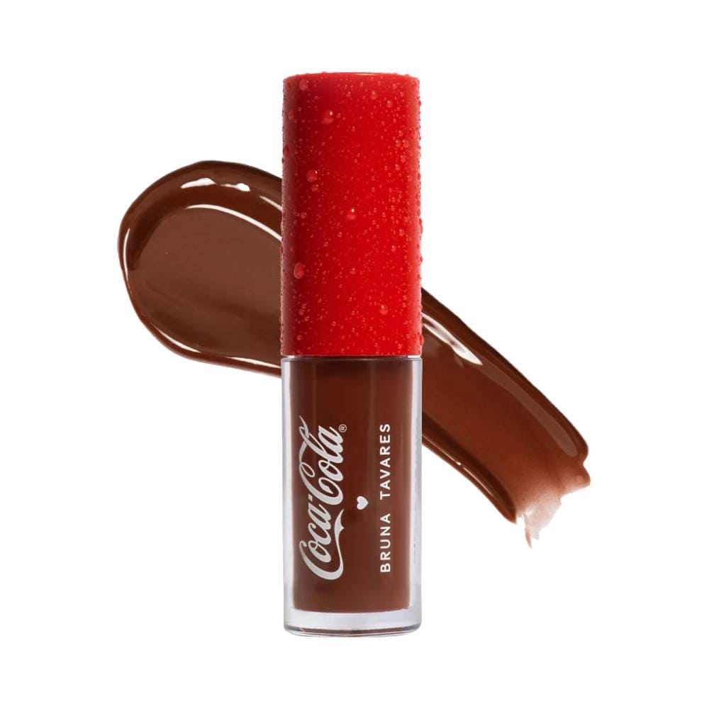 Lip Gloss Sérum Bruna Tavares Coca-Cola Brown Fizz com embalagem transparente e gota de produto no topo