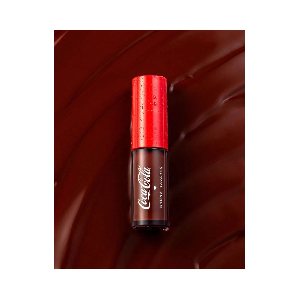 Lip Gloss Sérum Bruna Tavares Coca-Cola Brown Fizz com embalagem transparente e acabamento brilhante