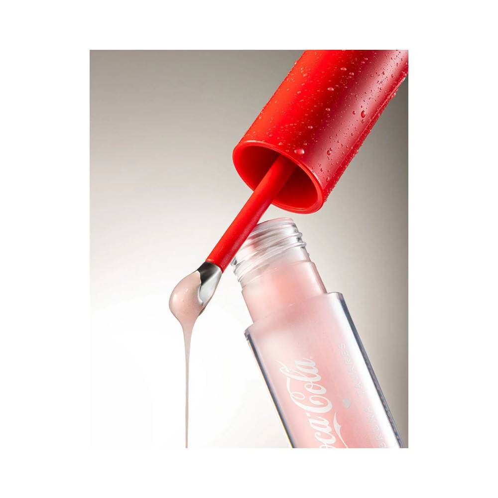 Aplicação do Lip Balm Bruna Tavares Coca-Cola com pincel