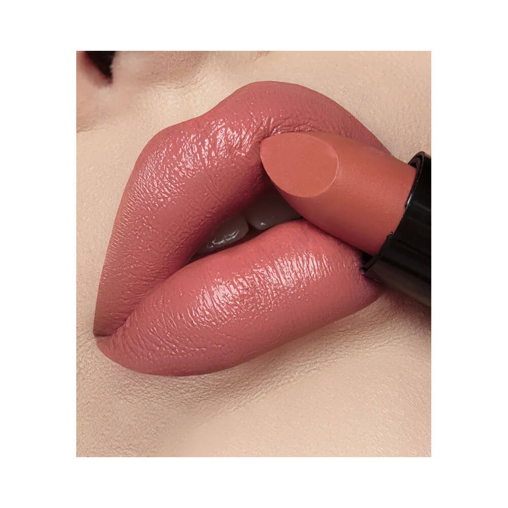 Close nos lábios aplicando o Batom Dailus Cremoso Vegano cor Desejada, mostrando textura cremosa e pigmentação intensa