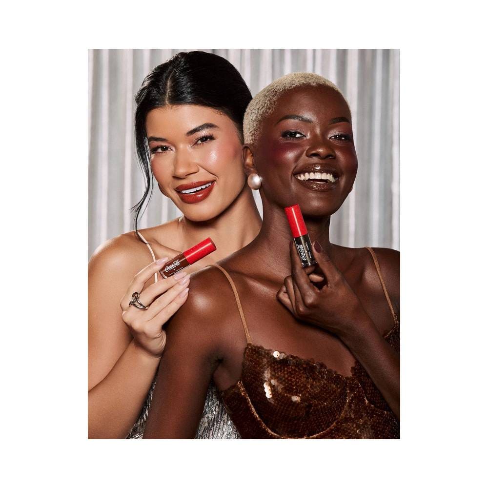 Mulheres segurando Lip Gloss Sérum Bruna Tavares Coca-Cola Black Bubbles