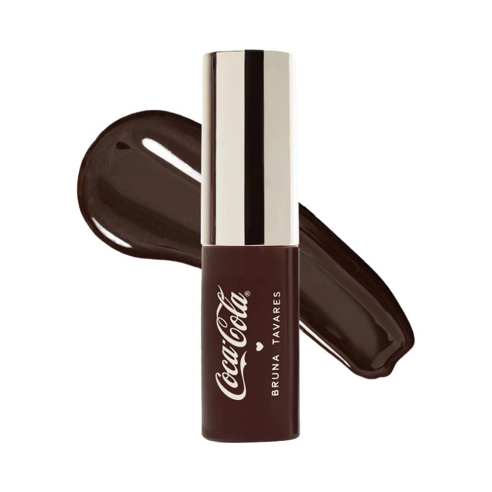 Batom líquido Lip Oil Tint Bruna Tavares Coca-Cola Harmony com embalagem marrom e detalhes prateados