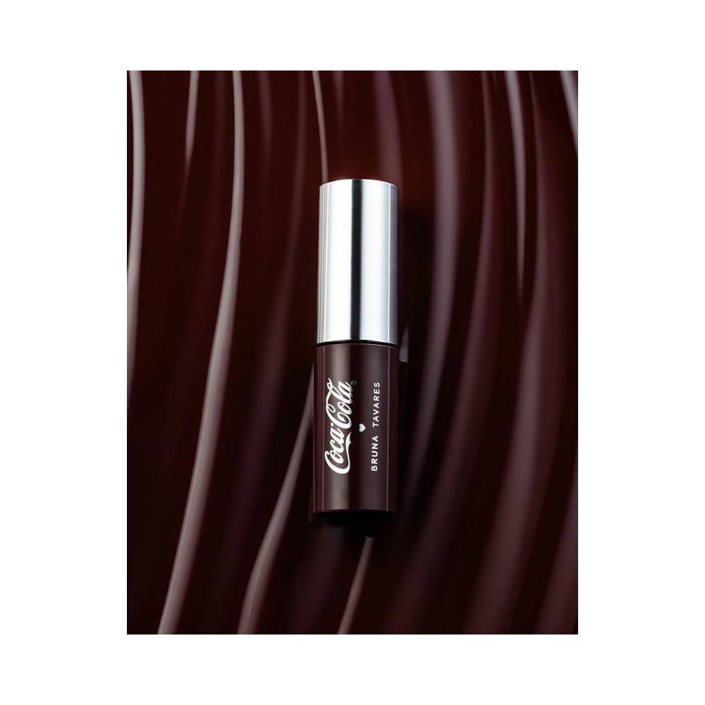 Batom Lip Oil Tint Bruna Tavares Coca-Cola Harmony com aplicador em forma de lápis e textura cremosa