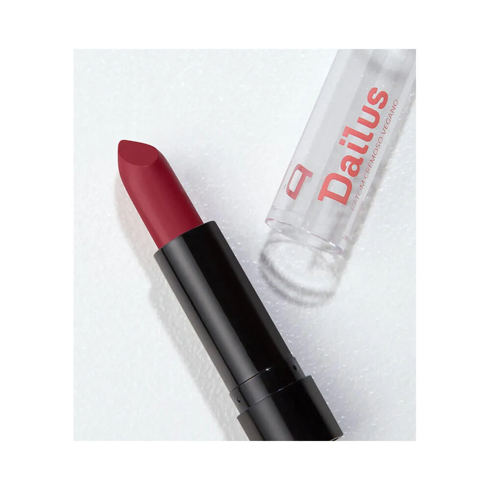 Batom Dailus Cremoso Vegano Divertida aberto mostrando o batom vermelho rosado