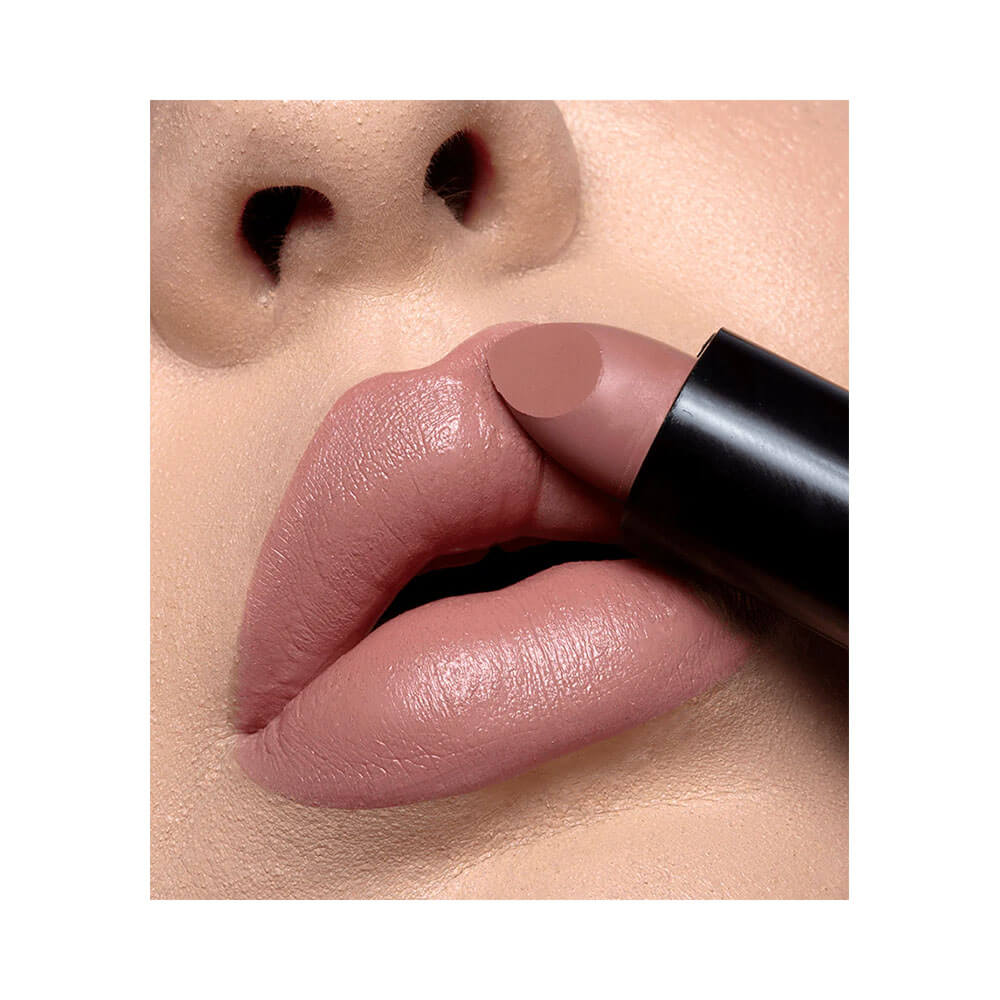 Aplicação do batom Dailus Cremoso Vegano Distraída nos lábios evidenciando textura cremosa