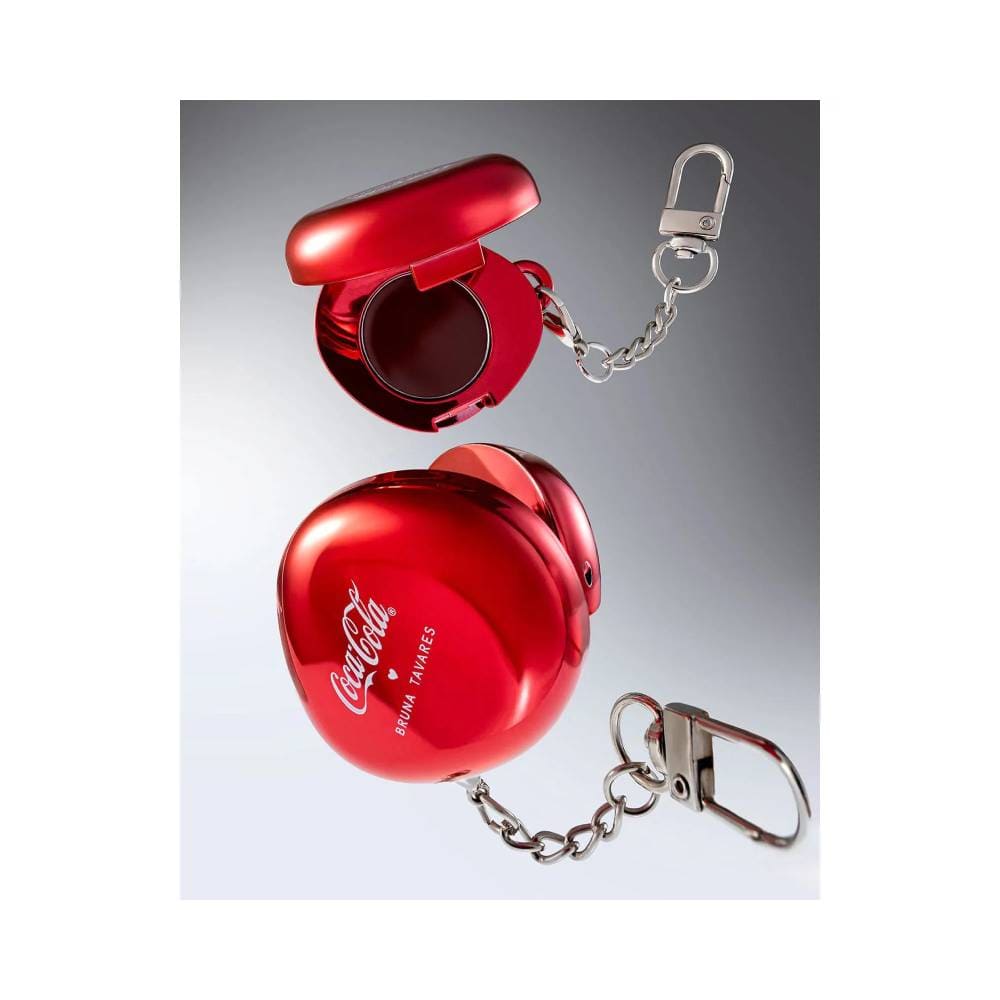 Balm labial Bruna Tavares Coca-Cola Pop Charm aberto mostrando o produto vermelho sobre fundo cinza