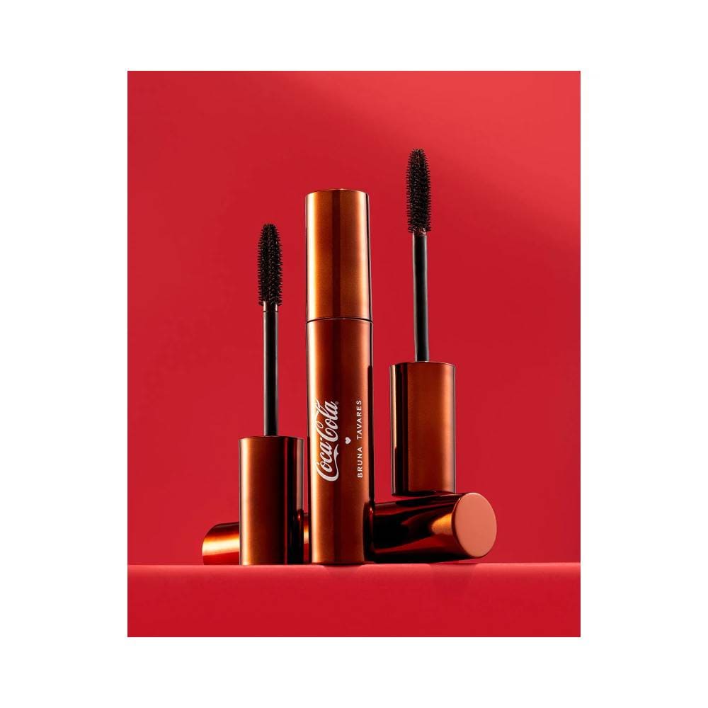 Três máscaras de cílios Bruna Tavares Coca-Cola com aplicadores pretos e corpo em cobre brilhante
