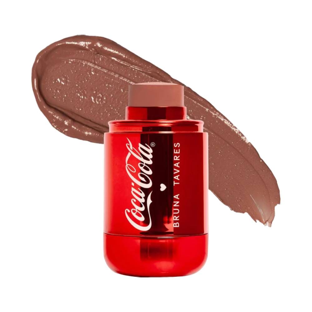 Blush Stick Bruna Tavares Coca-Cola Classic Brown em formato de latinha vermelha com o produto aplicado em um fundo branco