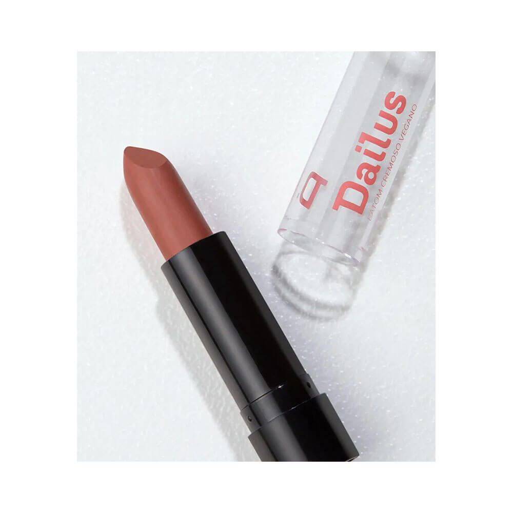 Batom Dailus Matte Vegano cor Descontraída aberto, com a ponta visível em tom marrom rosado matte sobre fundo branco.
