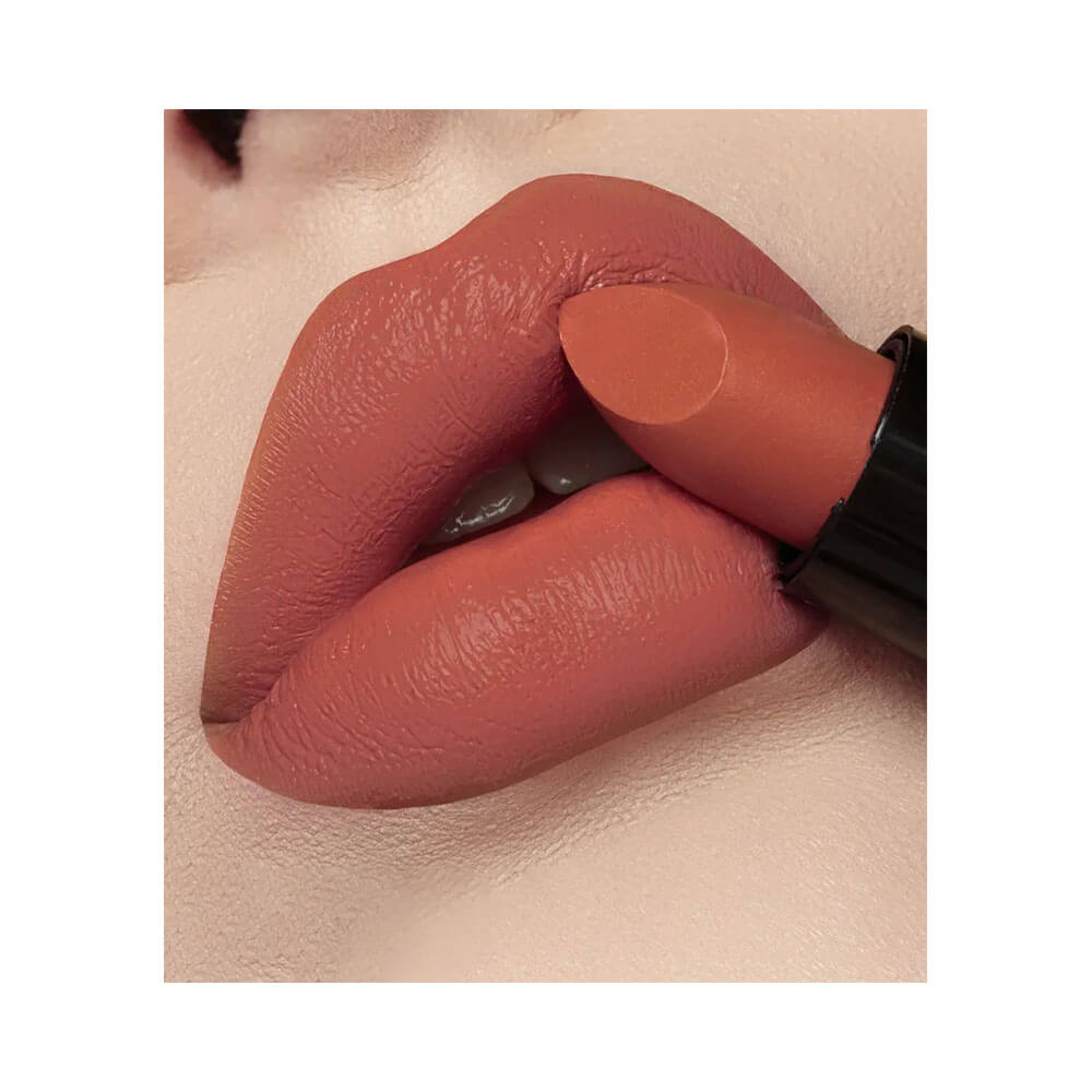 Close nos lábios com batom Dailus Matte Vegano cor Descontraída aplicado, mostrando textura matte e cobertura uniforme.