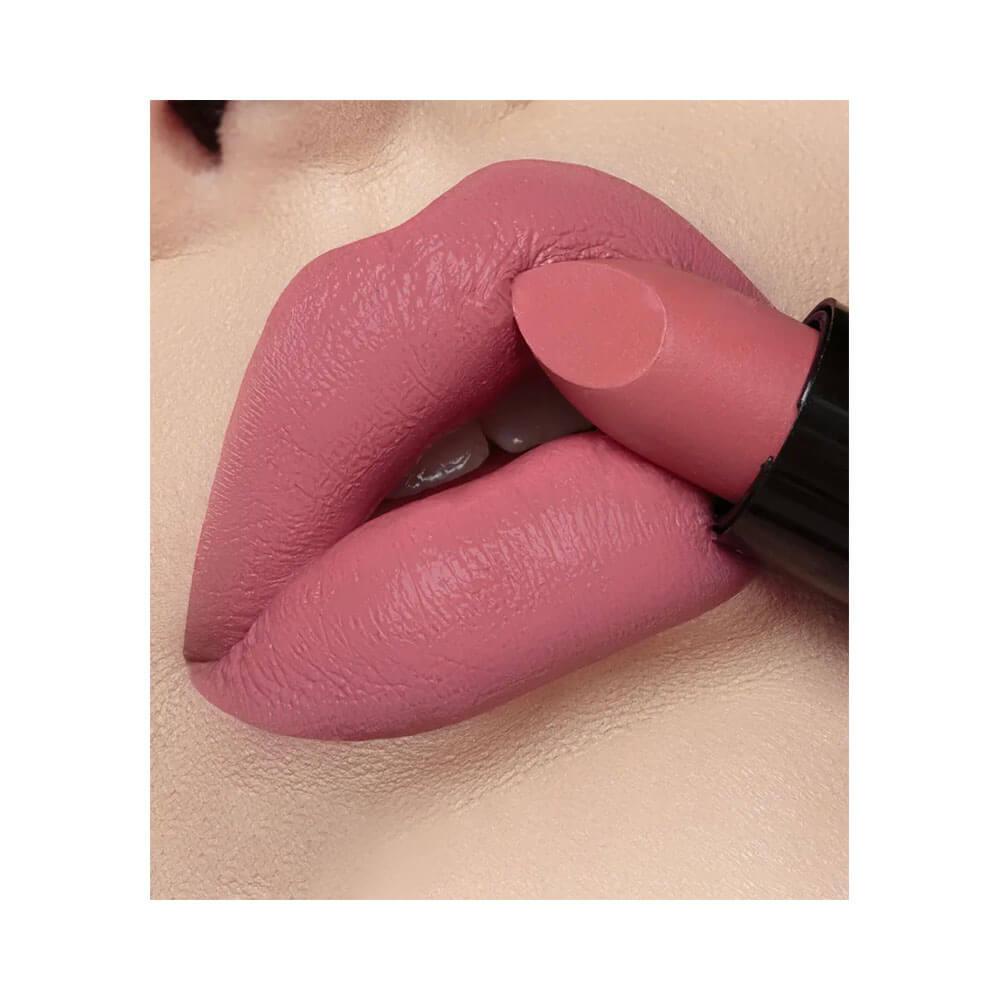 Close nos lábios aplicando o Batom Dailus Matte Vegano Doce, mostrando textura matte e cor rosa médio