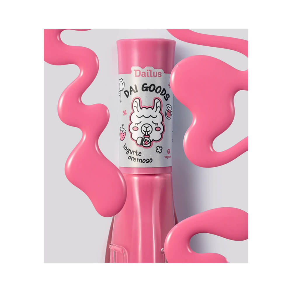 Close da tampa rosa com rótulo branco e desenho fofo, esmalte rosa cremoso em destaque