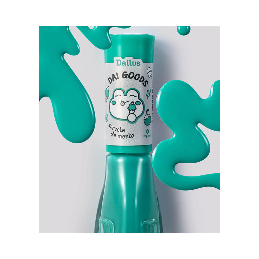 Close do esmalte Dailus Dai Goods Sorvete de Menta com gotas do esmalte verde menta