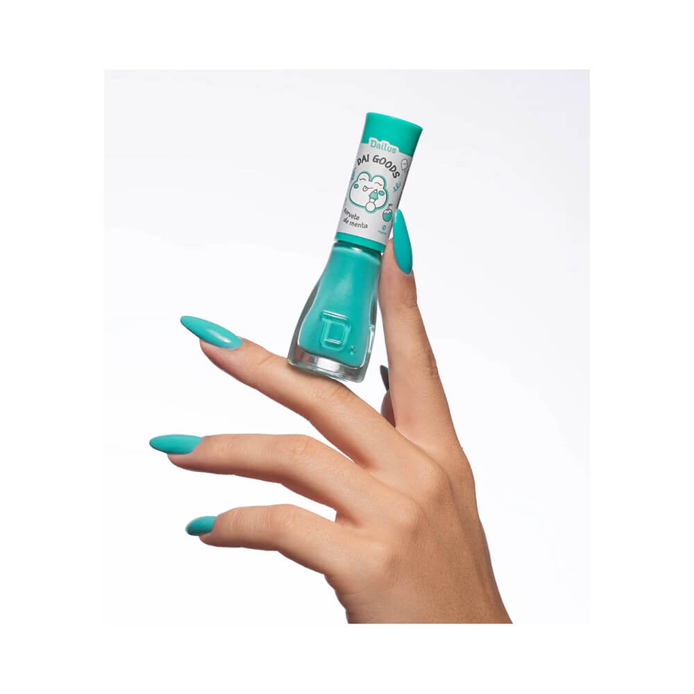 Mão feminina segurando esmalte Dailus Dai Goods Sorvete de Menta com unhas pintadas