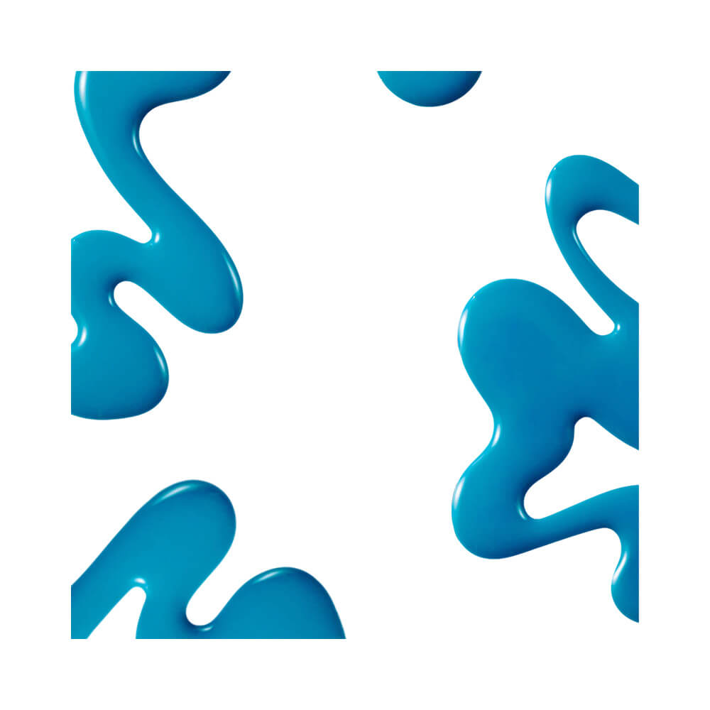 Manchas de esmalte azul vibrante da cor Maré Alta mostrando textura e brilho.