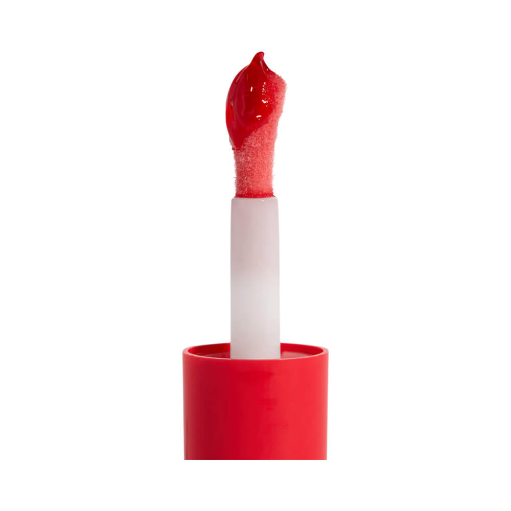 Close-up do aplicador big brush do Lip Oil Dailus Cereja com ponta vermelha brilhante