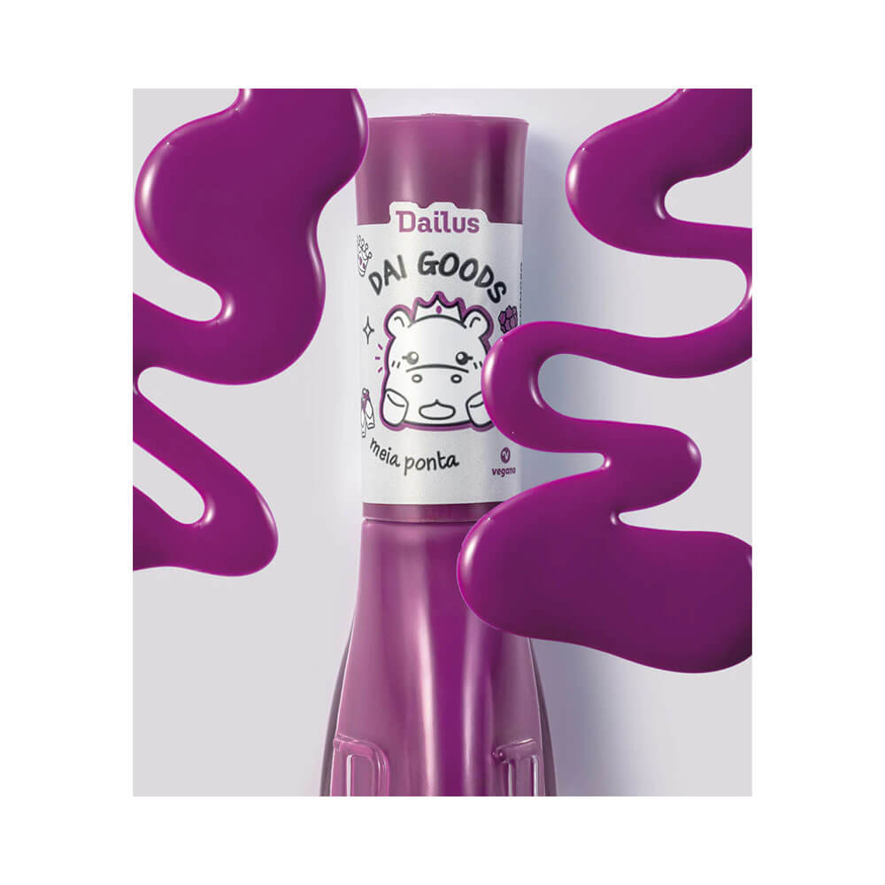 Frasco de esmalte Dailus Dai Goods Meia Ponta com respingos do esmalte roxo ao redor, destacando a cor intensa