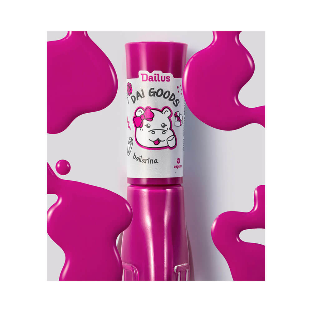 Close-up do esmalte Dailus Dai Goods Bailarina com gotas do esmalte rosa vibrante ao redor.