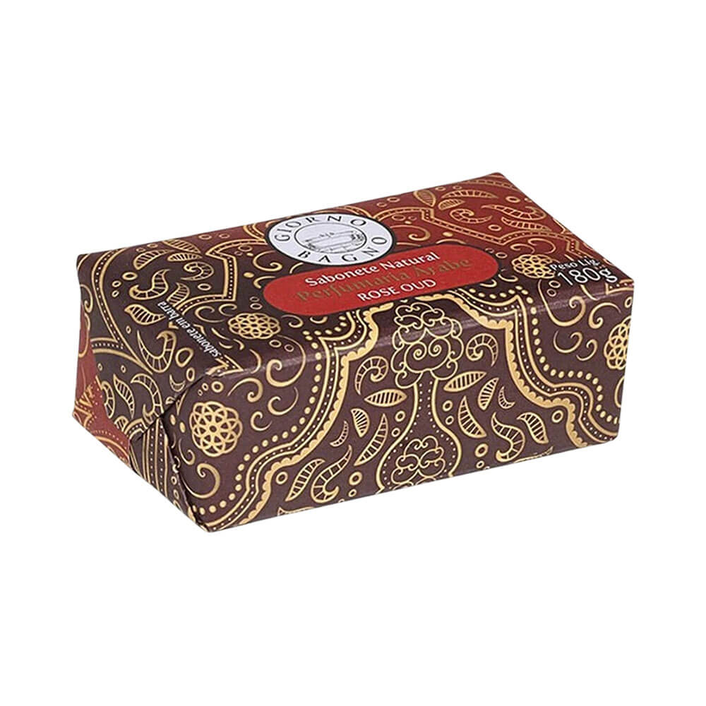 Sabonete Giorno Bagno Perfumaria Árabe Rose Oud 180g embalado em papel decorativo marrom com detalhes dourados e vermelhos