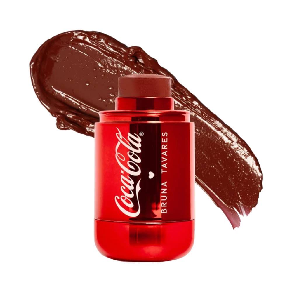 Blush Stick Bruna Tavares Coca-Cola Crush Time em superfície branca, embalagem vermelha com logo Coca-Cola e Bruna Tavares