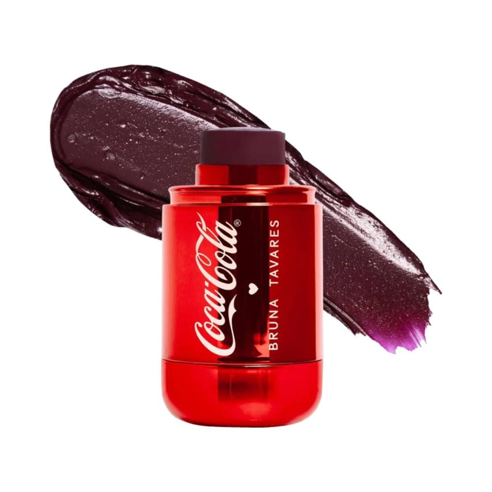Blush Stick Bruna Tavares Coca-Cola Intense Cherry aplicado em lábio com fundo branco
