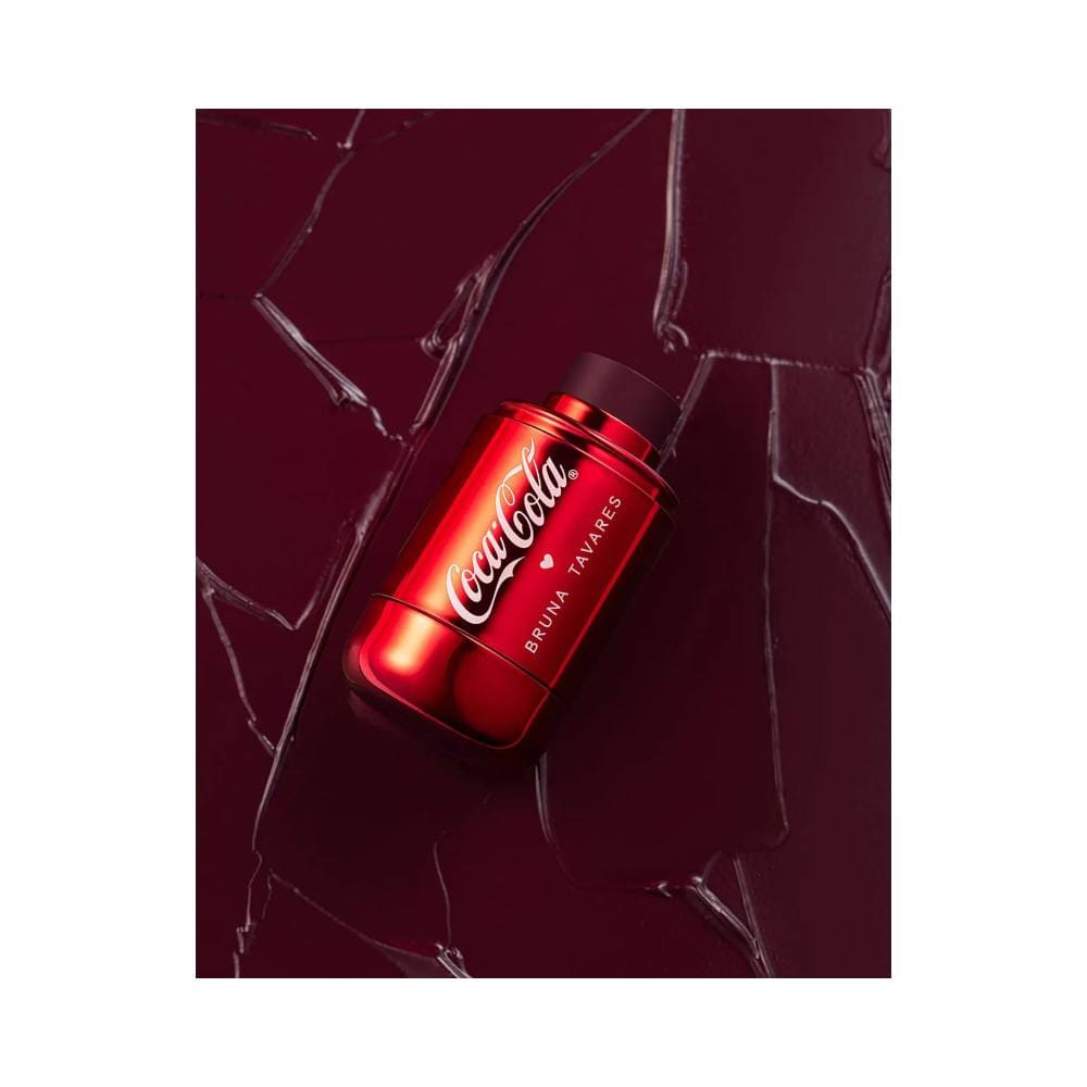 Blush Stick Bruna Tavares Coca-Cola Intense Cherry sobre fundo escuro com textura