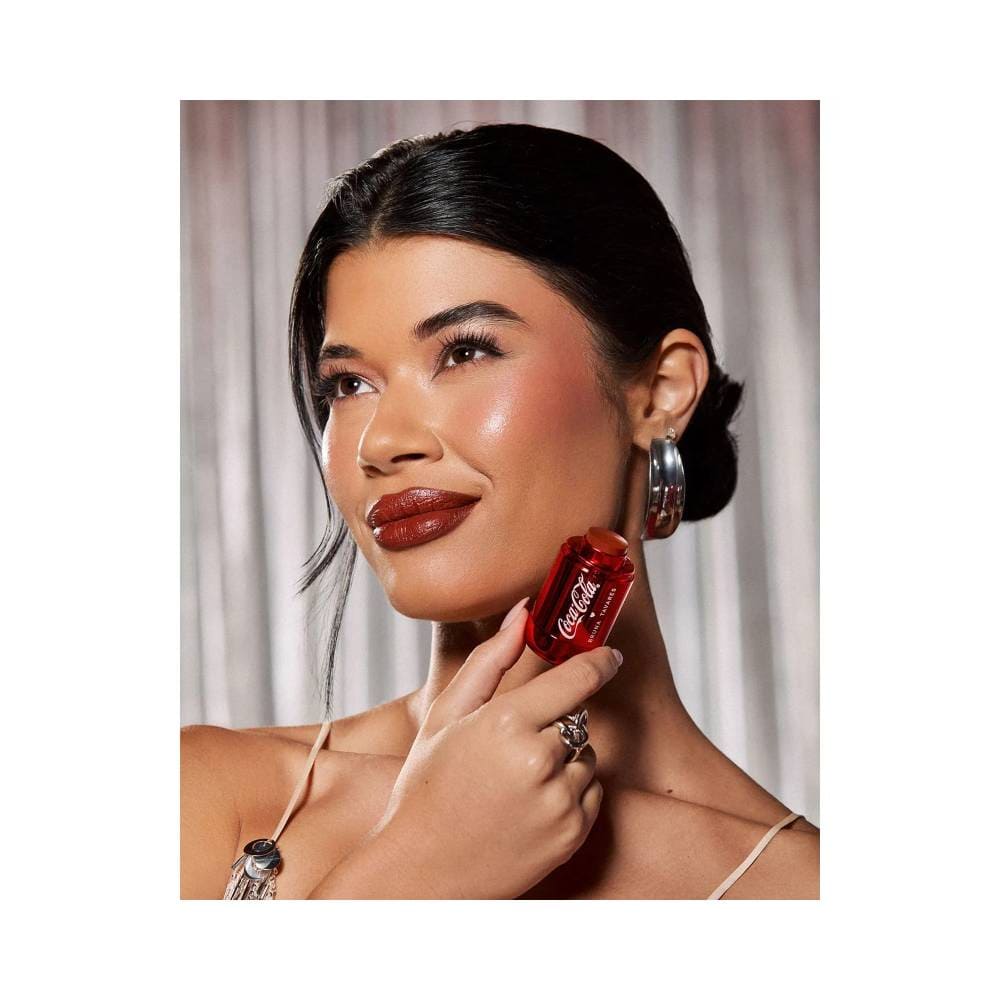 Mulher aplicando Blush Stick Bruna Tavares Coca-Cola Drink Please nos lábios