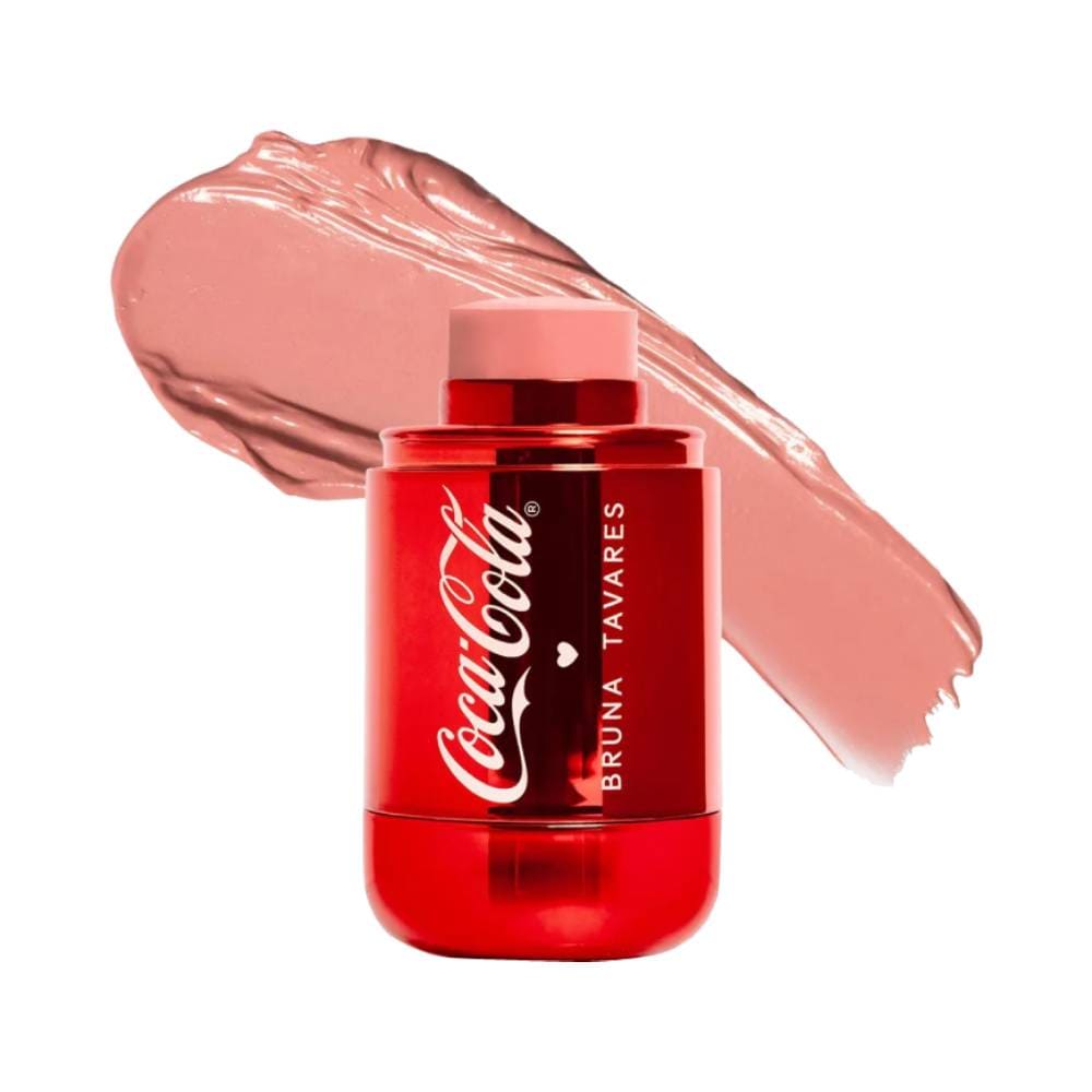 Blush Stick Bruna Tavares Coca-Cola Flush Vibes com cor vermelha brilhante em fundo rosa