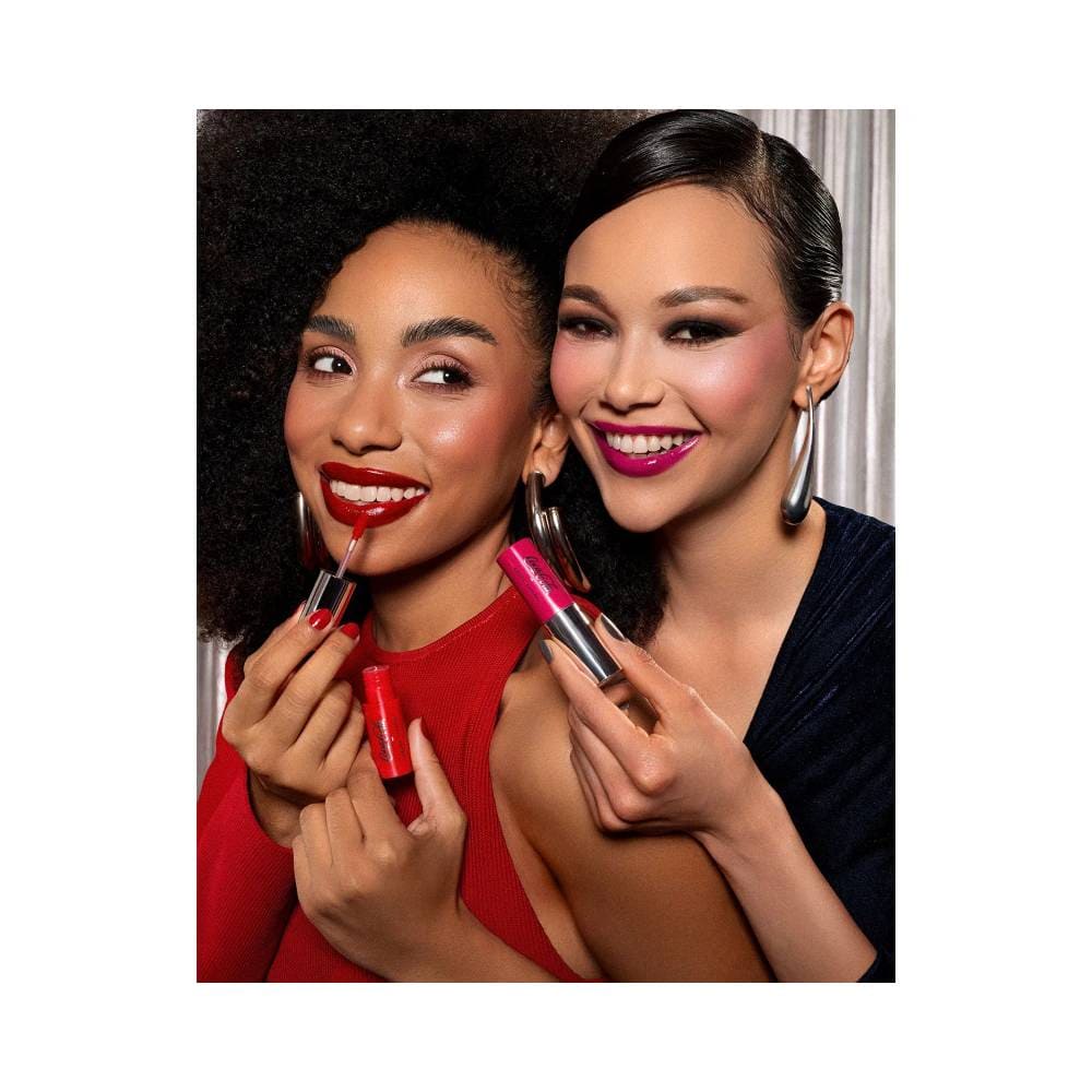 Mulheres segurando Lip Oil Tint Bruna Tavares Coca-Cola Iconic com embalagem vermelha