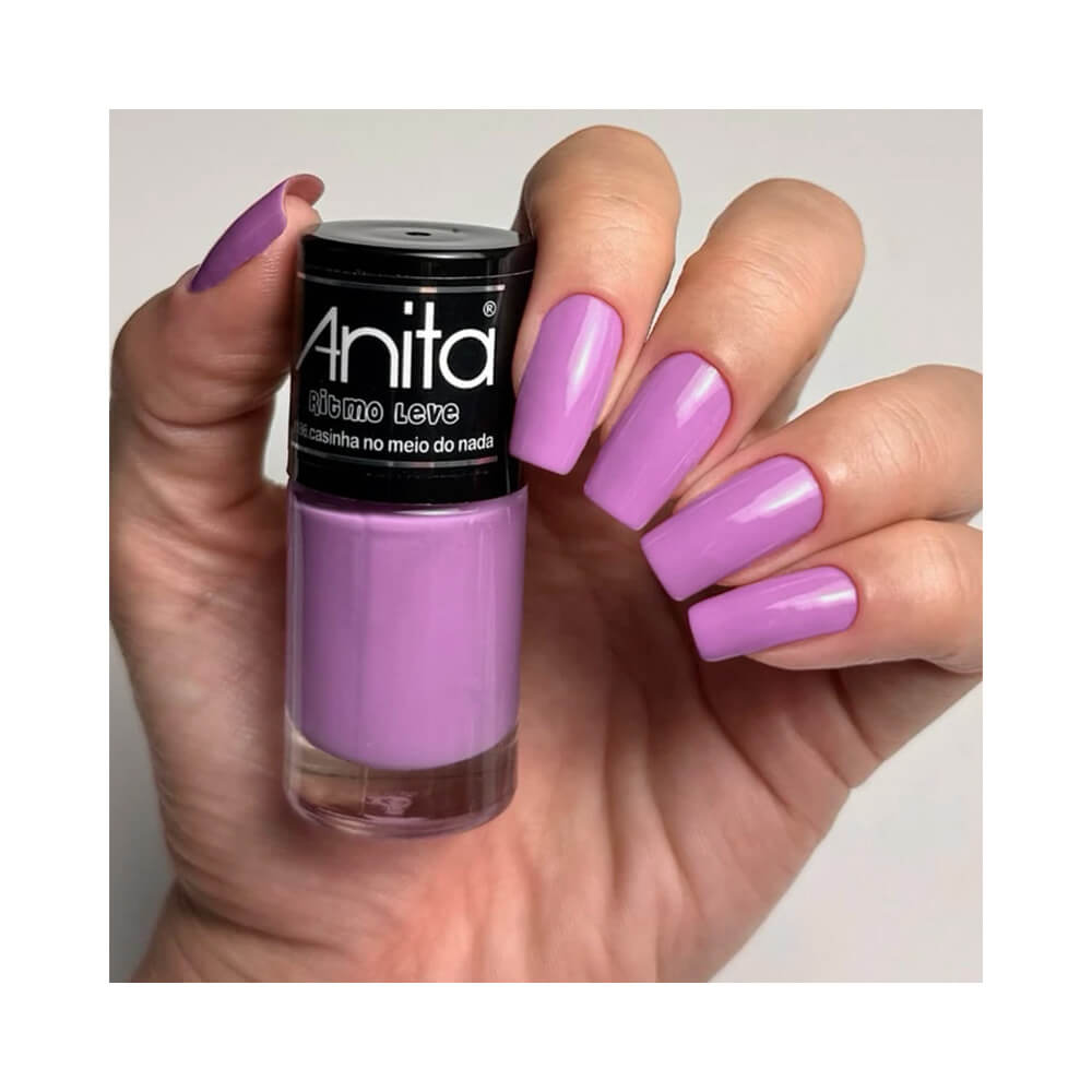 Mão com unhas pintadas com esmalte Anita Ritmo Leve Casinha no Meio do Nada