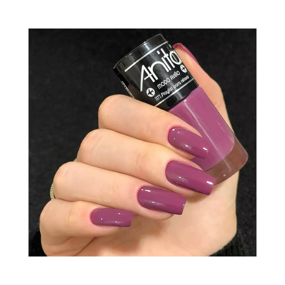 Mão feminina com unhas pintadas com Esmalte Anita Modo Avião Playlist para Relaxar