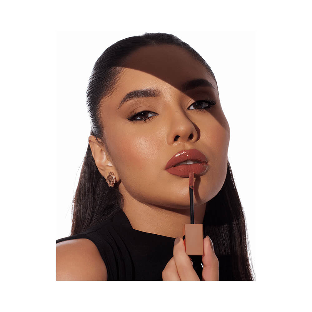 Mulher aplicando Batom Líquido Bruna Tavares Vinyl Juliana com cor marrom intenso