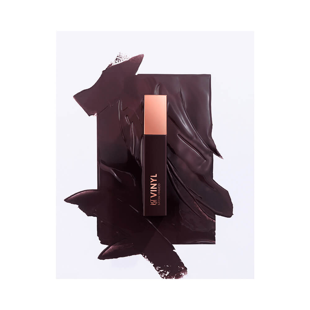 Batom Líquido Bruna Tavares Vinyl Morgana com embalagem luxuosa e detalhes dourados, cor roxa profunda em destaque.