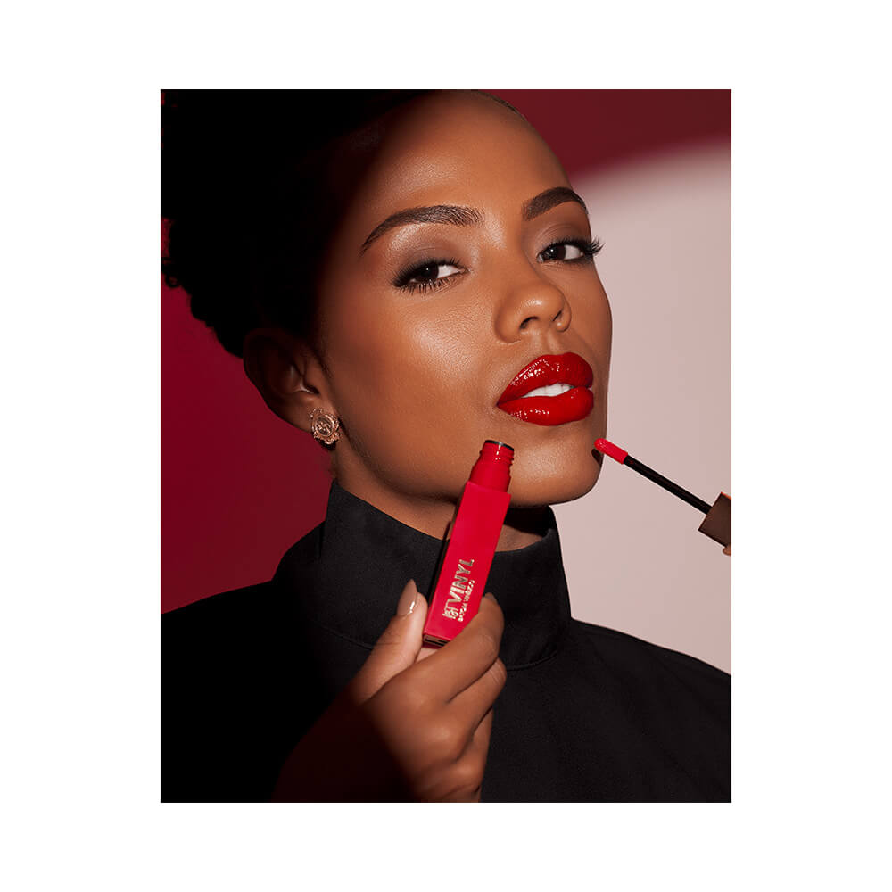 Mulher aplicando Batom Líquido Bruna Tavares Vinyl Sara com maquiagem nos olhos