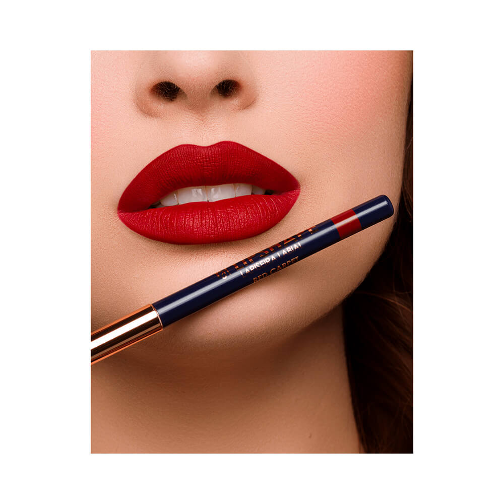 Aplicação da lapiseira labial vermelha nos lábios de uma mulher