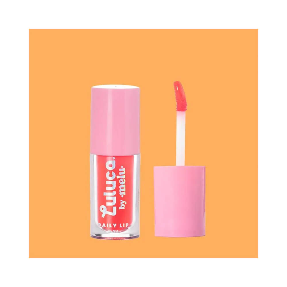 Lip Tint Melu Luluca Daily Red Rush com aplicador aberto ao lado, embalagem com tampa rosa