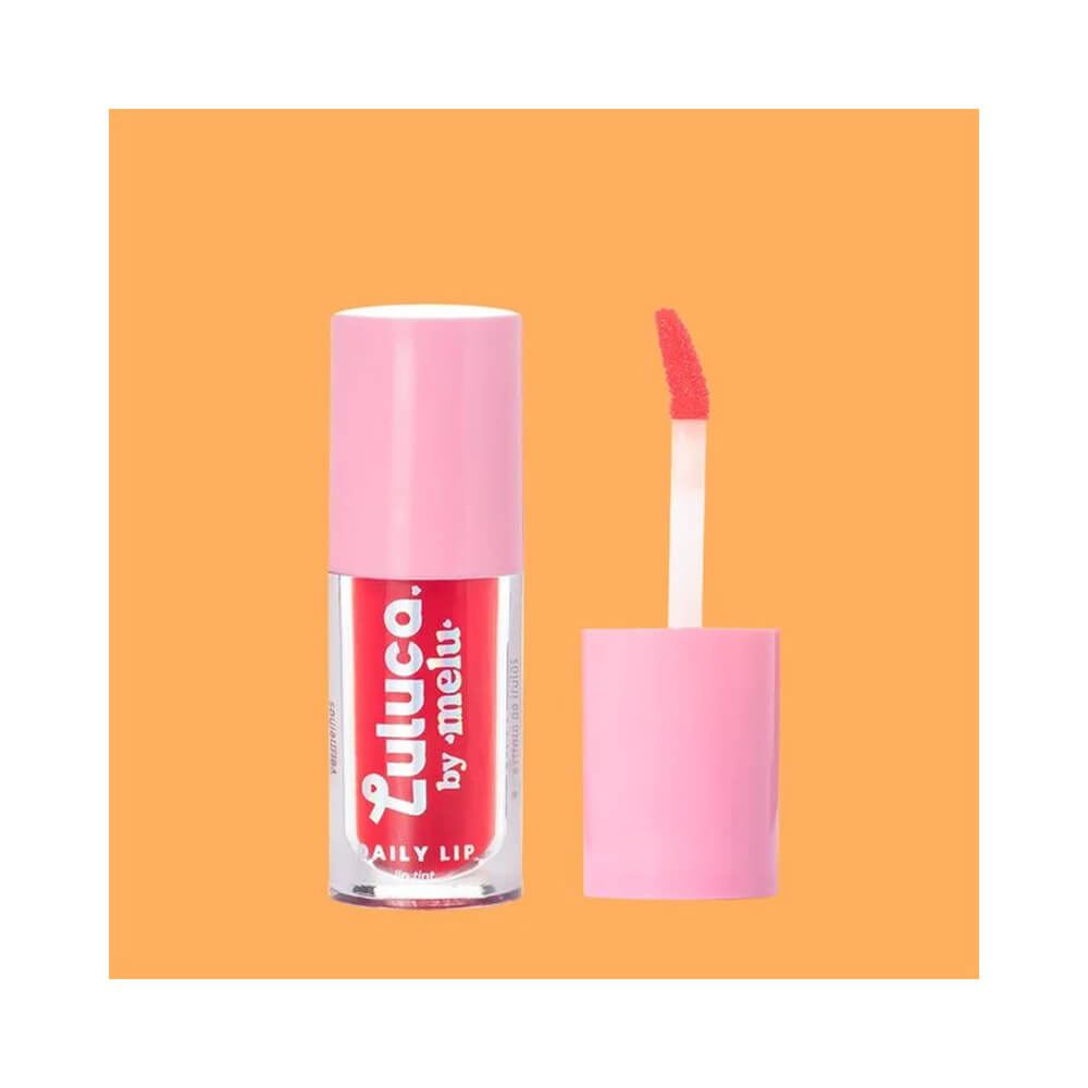 Lip Tint Melu Luluca Daily Coral Heat com aplicador aberto ao lado do frasco, mostrando textura cremosa.